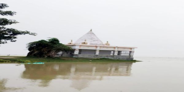 उफनती गंगा ने निगल लिया 150 साल पुराना शिव मंदिर, मालदा में कटाव से मचा हड़कंप