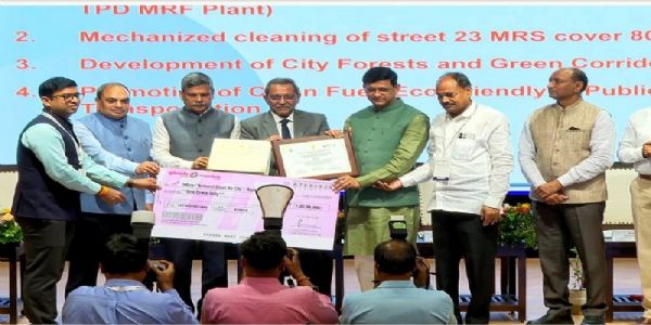 राष्ट्रीय स्वच्छ वायु सर्वेक्षण-2026 पुरस्कार प्राप्त करते हुए इंदौर के महापौर पुष्यमित्र भार्गव