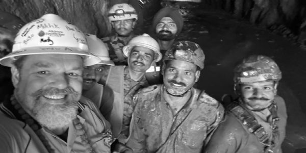 नेपाल के सुरंग में बचाव अभियान चला रही टीम