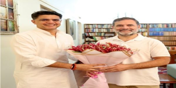कांग्रेस नेता राहुल गांधी से मुलाकात करते पंजाब प्रभारी सचिन पायलट।