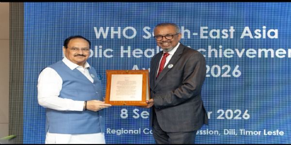 पुरस्कार प्राप्त करते हुए केंद्रीय स्वास्थ्य मंत्री जेपी नड्डा पुरस्कार प्राप्त करते हुए केंद्रीय स्वास्थ्य मंत्री जेपी नड्डा