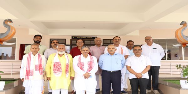 प्राग्ज्योतिषपुर विश्वविद्यालय में मंगलवार को ‘विश्वविद्यालय परिवार के विशेष कार्यक्रम में राष्ट्रीय स्वयंसेवक संघ (आरएसएस) के सरकार्यवाह दत्तात्रेय होसबाले। प्राग्ज्योतिषपुर विश्वविद्यालय में मंगलवार को ‘विश्वविद्यालय परिवार के विशेष कार्यक्रम में राष्ट्रीय स्वयंसेवक संघ (आरएसएस) के सरकार्यवाह दत्तात्रेय होसबाले।