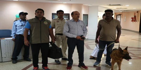 महापौर कार्यालय की जांच करते हुए सुरक्षा एजेंसी। महापौर कार्यालय की जांच करते हुए सुरक्षा एजेंसी।