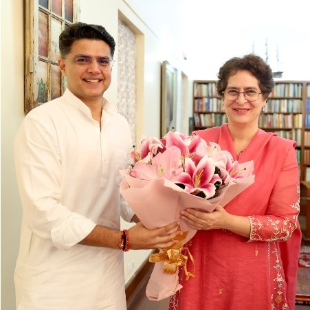 कांग्रेस नेता प्रियंका गांधी वाड्रा से मुलाकात करते पंजाब प्रभारी सचिन पायलट।