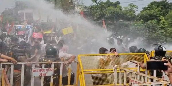 रीवाः जच्चा-बच्चा की मौत के मामले को लेकर यूथ कांग्रेस का प्रदर्शन