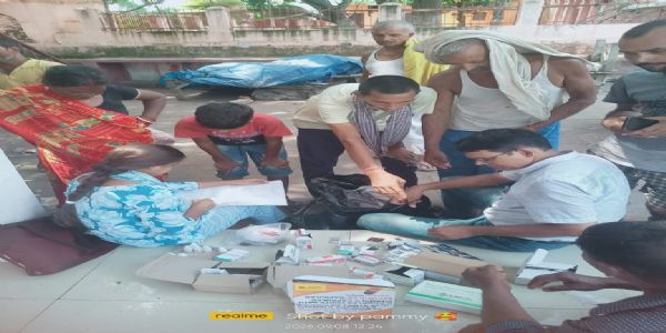 सारण में बाढ़ प्रभावित क्षेत्रों में स्वास्थ्य विभाग की मोबाइल टीम दे रही हैं सेवाएं