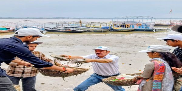वाराणसी : गंगा में बाढ़ कम होने के साथ घाटों पर सफाई शुरू, स्वच्छता ही सेवा अभियान का संदेश