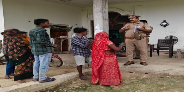 जौनपुर : पुलिस ने अपराधी के जिला बदर आदेश का कराया अनुपालन, मुनादी कर दी चेतावनी