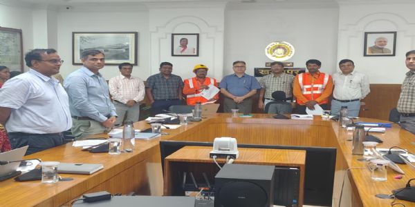 सतर्कता से टला संभावित रेल हादसा, खड़गपुर मंडल ने दो ट्रैक मेंटेनरों को सम्मानित किया
