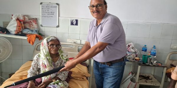 जैन समाज ने जरूरतमंदों के बीच बांटा छाता