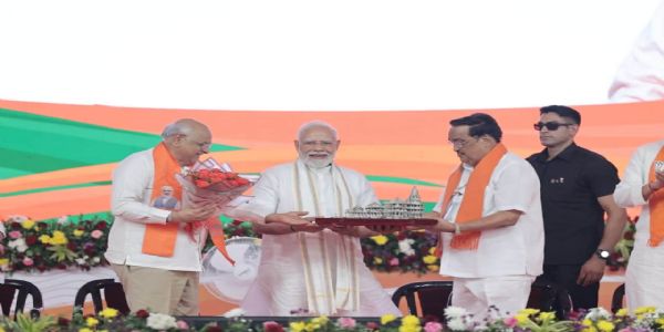 नवसारी के मंच से प्रधानमंत्री मोदी ने सी.आर. पाटिल के संगठनात्मक योगदान को सराहा
