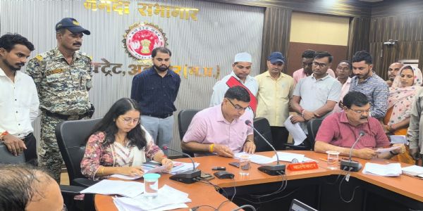 अनूपपुर: जनसुनवाई में कलेक्टर ने 63 लोगों की शिकायतों पर जांच कर निराकरण के दिये निर्देश