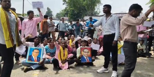अनूपपुर: छात्रावास की जमीन पर निजी गेट खुलने से छात्र नाराज ने सड़क जाम कर जताया विरोध