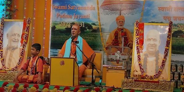 मुंगेर स्थित पादुका दर्शन में लक्ष्मीनारायण यज्ञ का शुभारंभ, स्वामी निरंजनानंद ने बताया भक्ति का महत्व