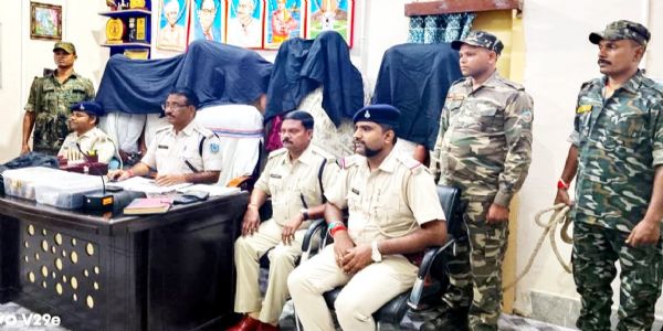 जुआ के अड्डे पर पुलिस की छापेमारी, एमपी, यूपी और छतीसगढ के आठ जुआरी गिरफ्तार