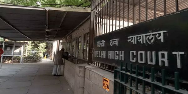 दिल्ली हाई कोर्ट का डीयू के सभी कॉलेजों में हॉस्टल की सुविधा की मांग करने वाली याचिका पर तत्काल सुनवाई से इनकार
