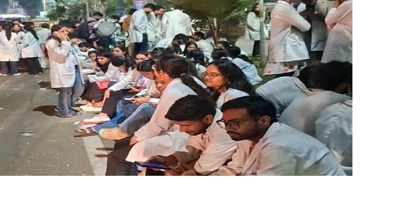 स्टाइपेंड बढ़ाने की मांग पर रातभर सड़क पर डटे रहे इंटर्न डॉक्टर, हमीदिया में आज ओपीडी-इलेक्टिव ओटी का बहिष्कार