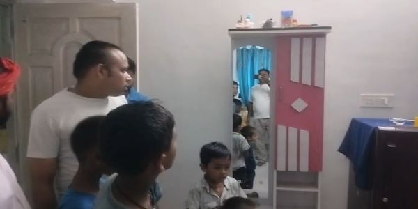 घर में सो रहे लोगों का दरवाजा बंद कर लाखों की चोरी