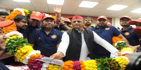 अखिलेश यादव ने सपा छात्र सभा की नई यूनिफॉर्म लॉन्च की, कॉलेज और विश्वविद्यालयों में अभियान चलाकर सदस्य बनाने पर दिया जोर