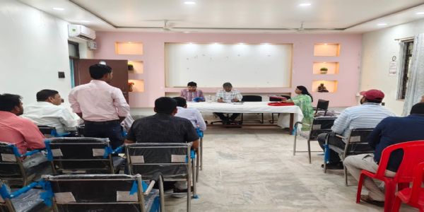 राजस्व मामलों के लंबित प्रकरणों के निष्पादन को लेकर अपर समाहर्ता ने दिए सख्त निर्देश