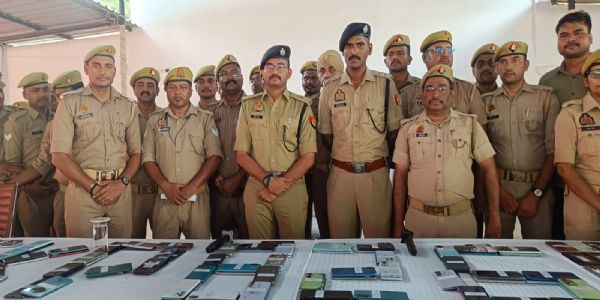 गोरखपुर पुलिस ने खाेज निकाले 1.30 करोड़ के खोए 826 मोबाइल फोन