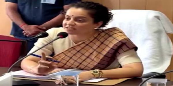 थम नहीं रहा कंगना का अधिकारियों को हड़काने का विवाद, कांग्रेस ने सांसद को लिया है आड़े हाथ