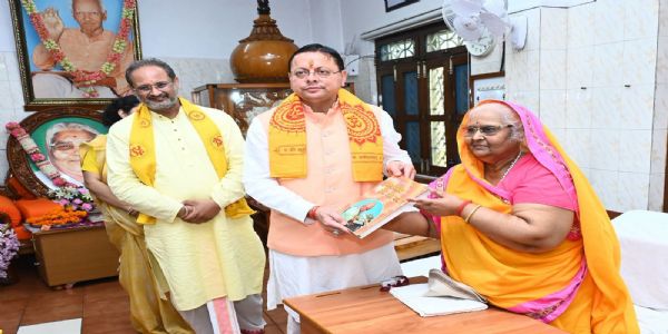 मुख्यमंत्री धामी ने मंगल आरती में की सहभागिता, शैलदीदी से लिया आशीर्वाद