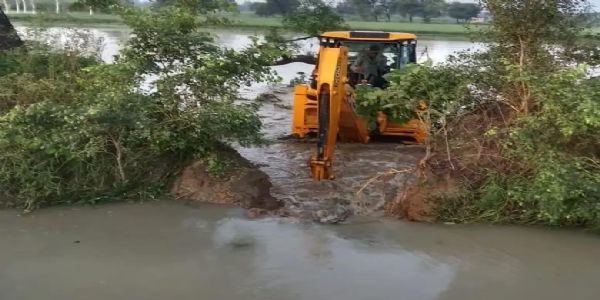 हाथरस : नहर की पटरी टूटने से 150 बीघा से अधिक फसल जलमग्न, किसानों ने खुद कराई मरम्मत