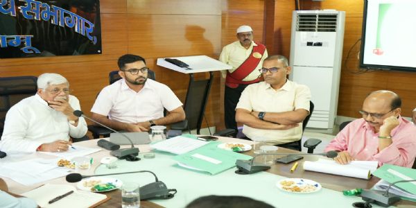 सांसद ने की परियोजनाओं की समीक्षा, सड़क के गड्ढे एक सप्ताह में भरने के निर्देश