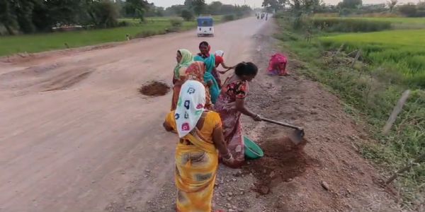 लोगों को परेशान होता देख महिलाओं ने संभाली सड़क की कमान
