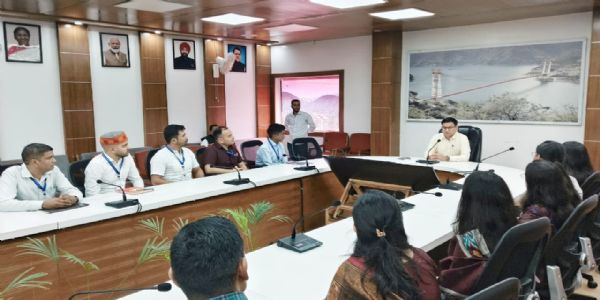 पीसीएस में चयनित अधिकारियों ने एडीएम से लिया प्रशासनिक अनुभव