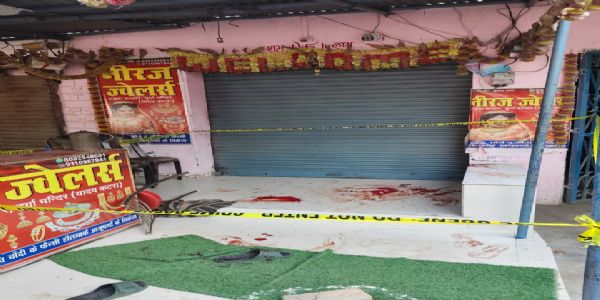 दरौली में दिनदहाड़े ज्वेलरी दुकान में लूटपाट, गोली लगने से घायल दुकानदार ने एक बदमाश को दबोचा, भाग रहे दूसरे अपराधी को भी लोगों ने पकड़ा