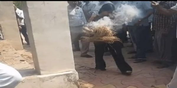 दिल्ली बिल्डिंग हादसे में खाेया औरैया का लाल : रक्षाबंधन पर बांधी थी राखी, चंद दिन बाद छिन गयीं खुशियां, बहन ने दी भाई को मुखाग्नि