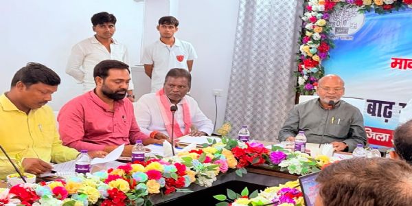 भागलपुर में बाढ़ राहत कार्यों की समीक्षा:, आपदा प्रबंधन मंत्री रत्नेश सदा ने की बैठक, सांसद ने उठाई मुस्तैदी की मांग