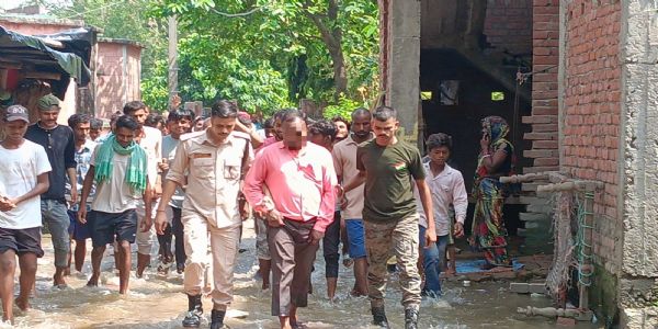 अश्लील हरकत करने वाले आरोपित शिक्षक को ग्रामीणों ने की पिटाई, किया पुलिस के हवाले