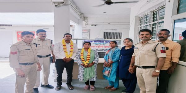 दतियाः जनसुनवाई में सुलझा पति-पत्नी का विवाद, थाना परिसर में एक-दूसरे को पहनाई फूलों की माला