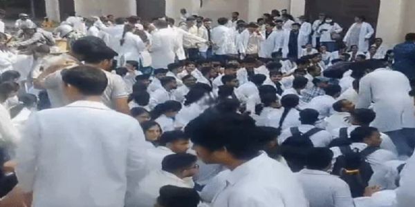 (अपडेट) मप्र में स्टाइपेंड बढ़ाने को लेकर सड़कों पर उतरे इंटर्न डॉक्टर, दूसरे दिन भी प्रदर्शन जारी, वाटर कैनन उपयोग की होगी जांच