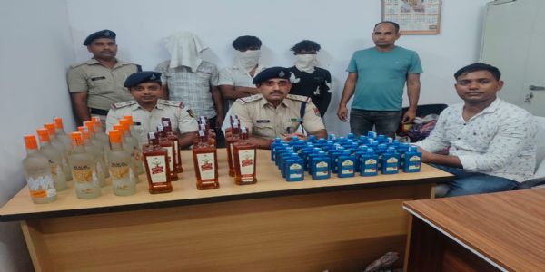 छपरा जंक्शन पर शराब के साथ तीन तस्कर गिरफ्तार