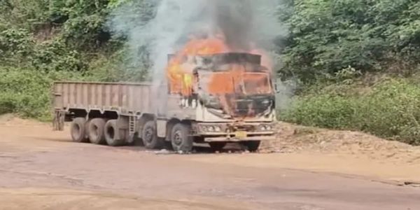 आमदई माइंस के पास ट्रक में लगी आग , नहीं हुई काेई जनहानि