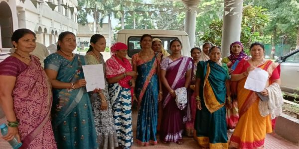 बठेना में हमर क्लिनिक शुरू कराने कलेक्ट्रेट पहुंचीं महिलाएं
