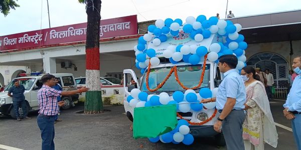 मुरादाबाद : मोबाइल लाइब्रेरी का शुभारंभ कर बोले जिलाधिकारी— पुस्तकों से जुड़ेंगे बच्चे