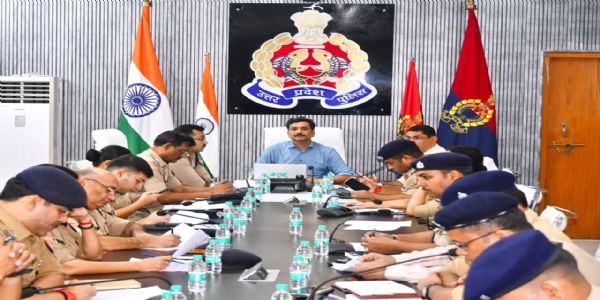 मुख्यमंत्री योगी के वाराणसी दौरे से पहले पुलिस कमिश्नर ने फोर्स को किया ब्रीफ