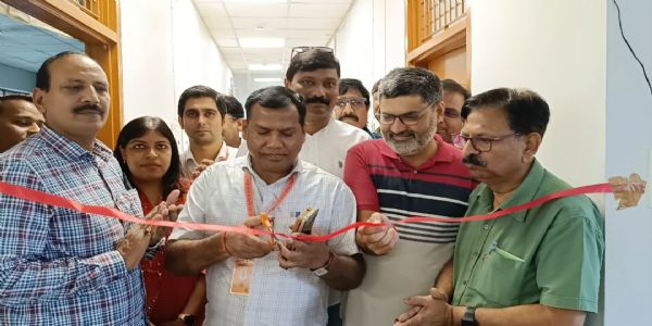 एक ही मुद्रा में न बैठकर पत्रकाराें काे चलते-फिरते रहना चाहिए : डॉ. रविंद्र ओझा
