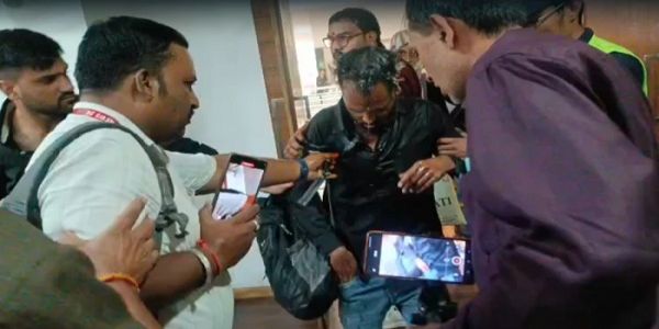 इंदौर कलेक्टर की जनसुनवाई में युवक ने खुद पर डाला ज्वलनशील पदार्थ, अधिकारियों की मुस्तैदी से टला बड़ा हादसा