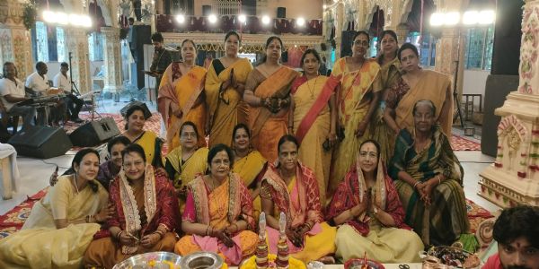 दादी के नाम की मेहंदी से सजे हाथ, भजनों पर झूम उठा रानी सती का दरबार
