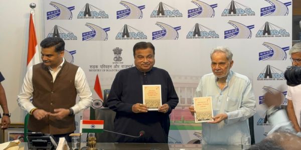 संघ की कार्यपद्धति में निहित मानव संसाधन प्रबंधन पर नितिन गडकरी की पुस्तक के अनुवाद का लोकार्पण