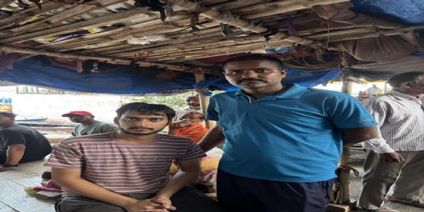राजघाट पुल पर पुलिसकर्मियों की तत्परता से गंगा में कूदने वाले युवक की बची जान