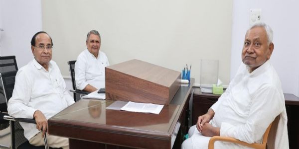 नीतीश कुमार ने पटना जिले के बाढ़ प्रभावित गांवों का लिया जायजा, उपमुख्यमंत्री सह जल संसाधन मंत्री से की चर्चा