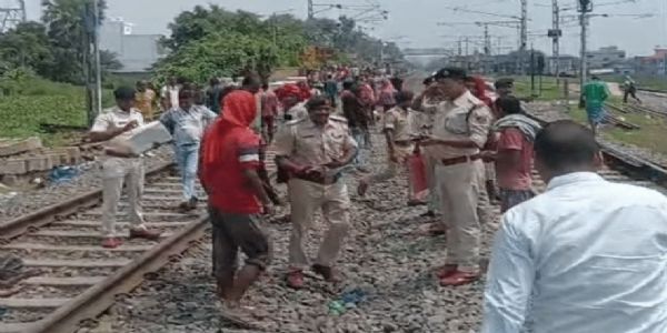 अकबरनगर स्टेशन के पास ट्रेन की चपेट में आने से पति-पत्नी समेत मासूम बेटी की मौत