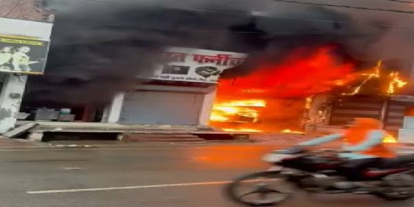 बांदा : बाइक शोरूम में भीषण आग लगने से कई नई गाड़ियां जलकर खाक